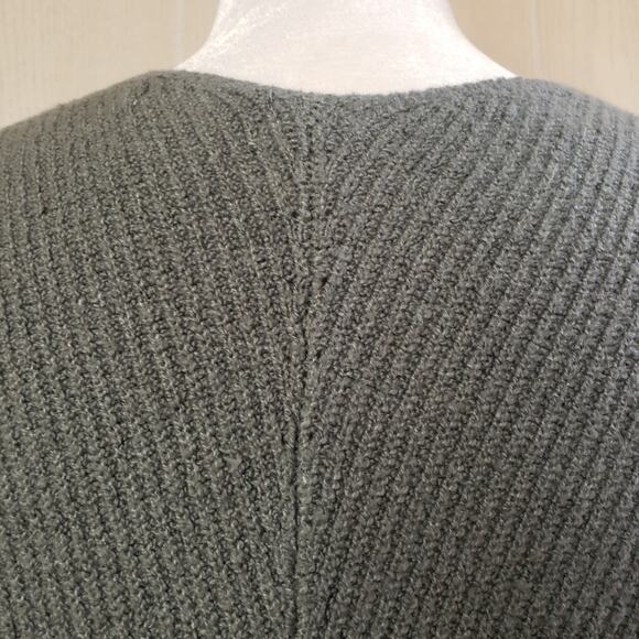 Ruby Moon v neck sweater sage green tight knit size medium - Picture 12 of 12